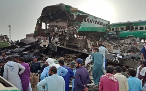 Choque de trenes en Pakistán deja 20 muertos y 80 heridos