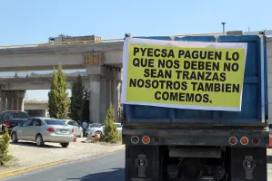 Empleados de PYECSA bloquean Periférico por adeudos en sueldos