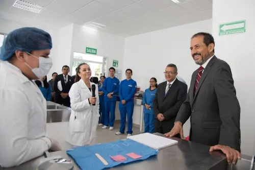 Alfonso Esparza inaugura clínicas de Endodoncia y Rehabilitación en la Facultad de Estomatología