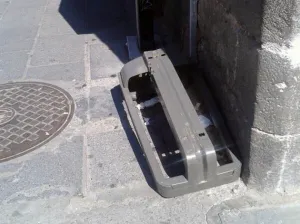 Delincuencia sigue dañando botes papeleros; al menos 417 en mal estado