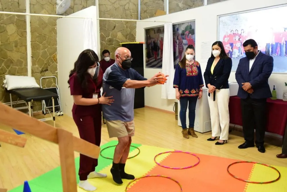 Abre SMDIF nueva área de fisioterapia para personas adultas mayores