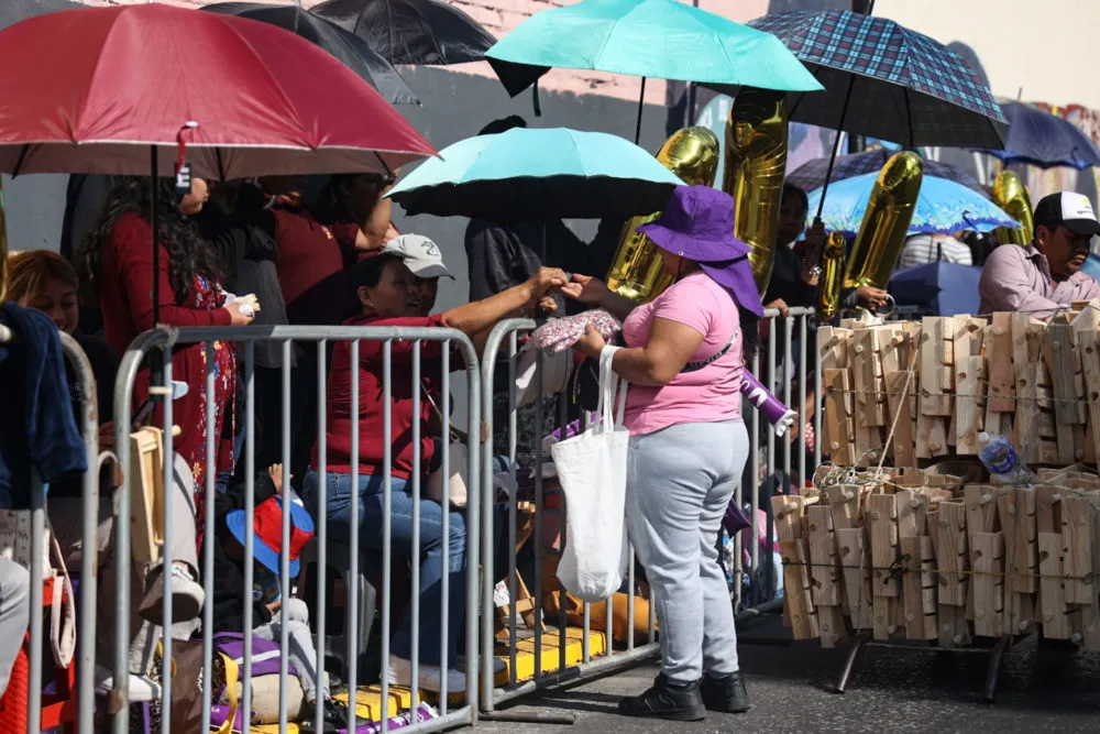 Ambulantes hicieron su agosto en el desfile del 5 de Mayo con renta y venta de sillas, bancos y comida