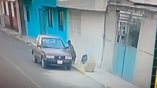 Revelan video del hombre que robó el vehículo que transportaba boletas electorales