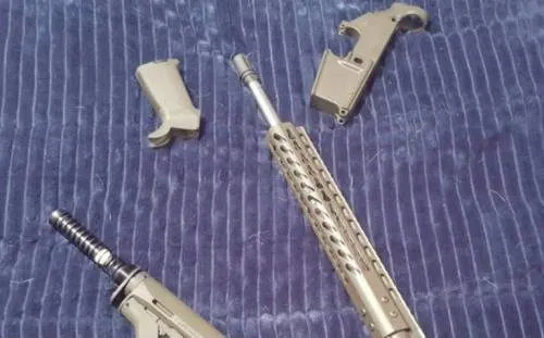 Trump busca prohibir accesorios que modifican armas después del tiroteo en Florida