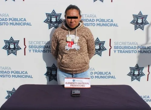 Detienen a mujer por robo de celular en el RUTA