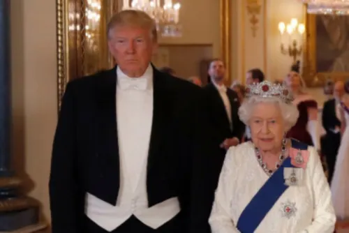 Trump vuelve a romper el protocolo real; toca inapropiadamente a la reina Isabel II