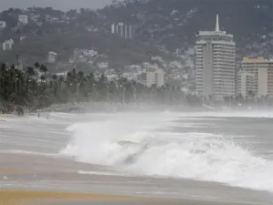 Alertan en Acapulco por oleaje elevado
