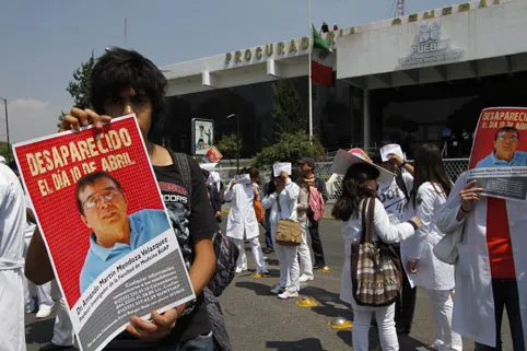 Protestan estudiantes de la BUAP por desaparición de catedrático