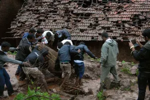 Alud sepulta a 158 personas en India; rescatan 21 cuerpos