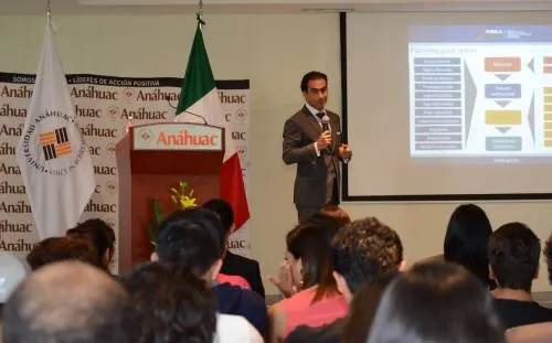 Se reunió Chaín Carrillo con estudiantes de la Anáhuac