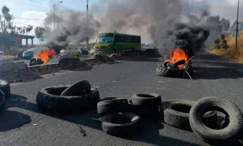 Cierran vialidad a Zacatepec tras detención de líder indígena