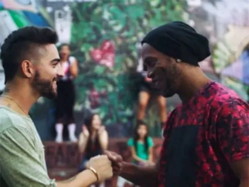 Maluma graba video con el futbolista Ronaldinho