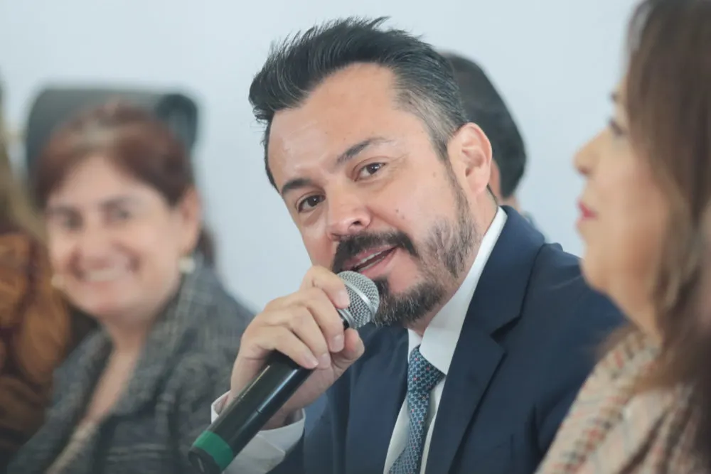 García Parra señala que Guadalupe Cuautle solicitó mil millones de pesos para pavimentar 8 calles en San Andrés Cholula