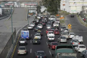 Periférico soporta carga vehicular de la autopista: CMIC