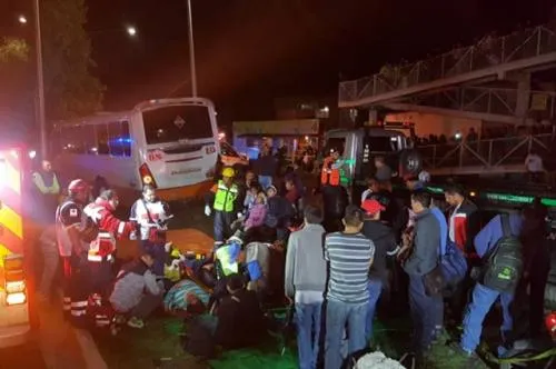 Conductor de la ruta 68 se estrella contra un árbol y deja 17 pasajeros heridos