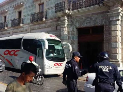 Aseguran a 40 migrantes en un autobús en Oaxaca
