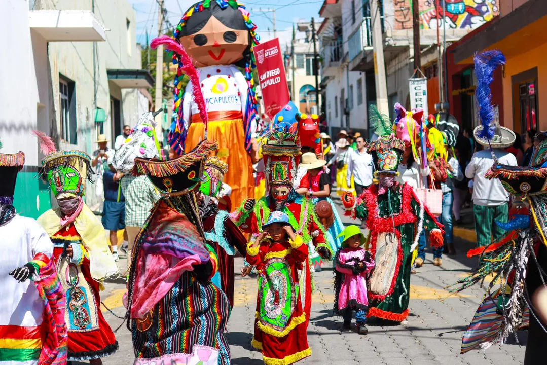 Ariadna Ayala, presidenta municipal de Atlixco, te invita al espectacular desfile de mojigangas