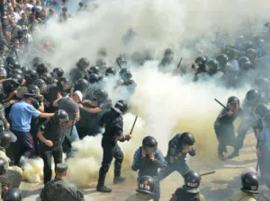 Ucrania busca a organizadores de protesta que dejó tres muertos