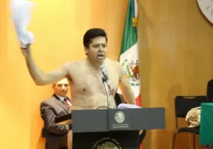 Diputado del PRD se desnuda en protesta contra reforma energética