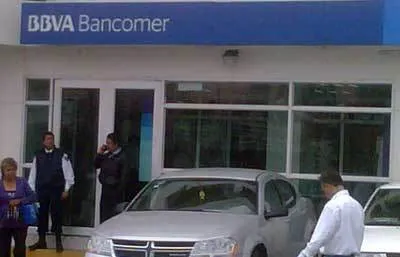 Hampones asaltan a cuentahabiente en Bancomer Santa María