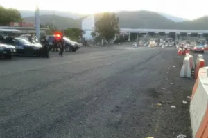 Policía Federal y Ejército vigilan caseta de cobro en Autopista del Sol