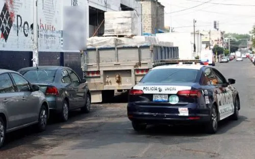 Por lanzar piropos a una mujer, chofer de montacargas es baleado