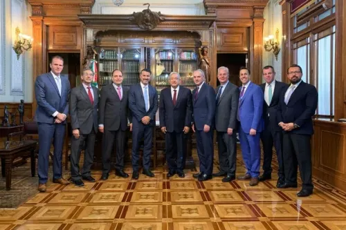 AMLO se reúne con Rob Manfred, comisionado de Grandes Ligas, para hablar de beisbol