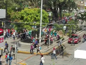 Policía y normalistas se enfrentan por Instituto de Evaluación en Chiapas