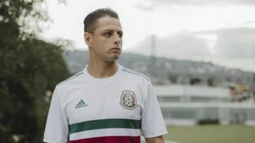 Chicharito tiene un acuerdo con el Valencia pero el West Ham no le deja salir