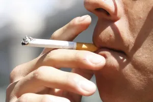 Por día casi 20 mil jóvenes se hacen adictos al cigarro