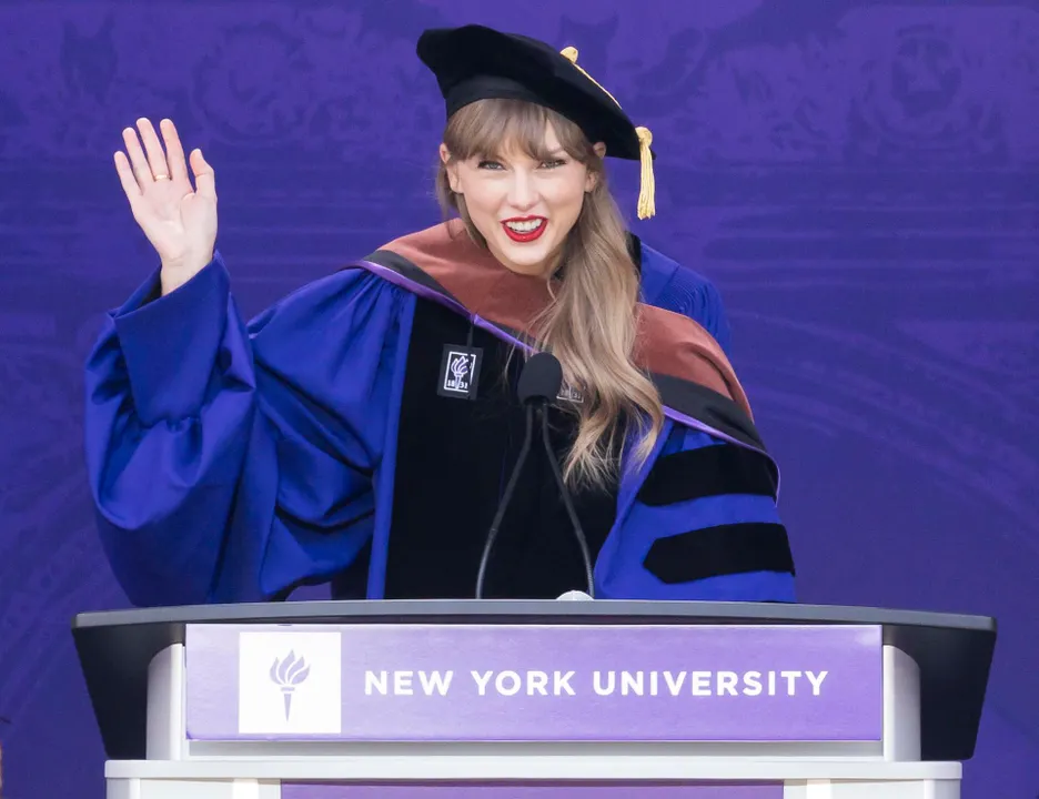 Recibe Taylor Swift doctorado honorarífico de la NYU