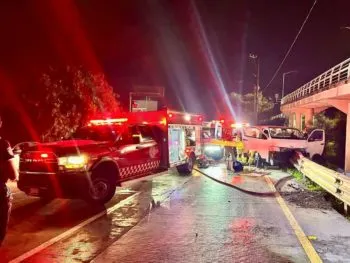 Bomberos de San Andrés Cholula rescatan a conductor prensado tras choque en Periférico Ecológico