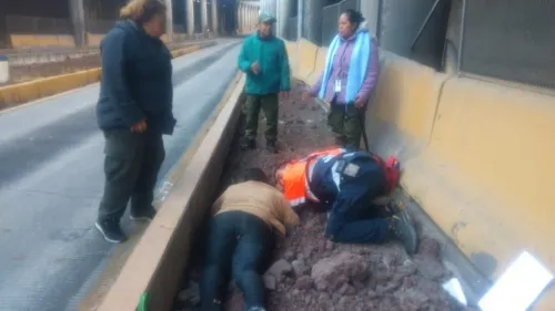 Mujer se fractura las piernas al caer de puente en el Juárez-Serdán