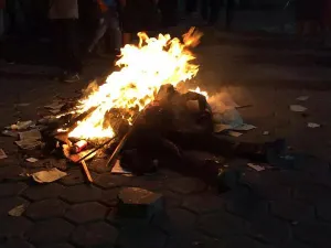 Linchan y queman en Ajalpan a presuntos agresores de menores