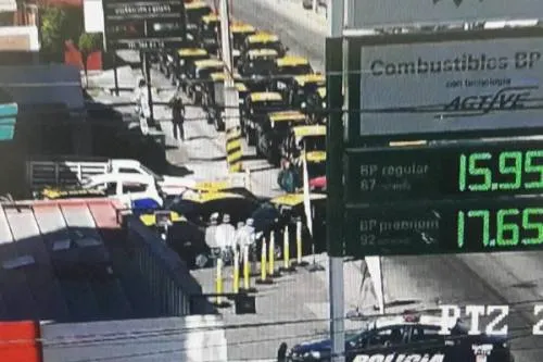 Taxistas llenan el tanque de su unidad ¡gratis! en gasolinera de Puebla