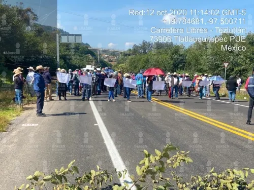 Habitantes de Gómez Tepeteno bloquean la autopista Virreyes-Teziutlán.