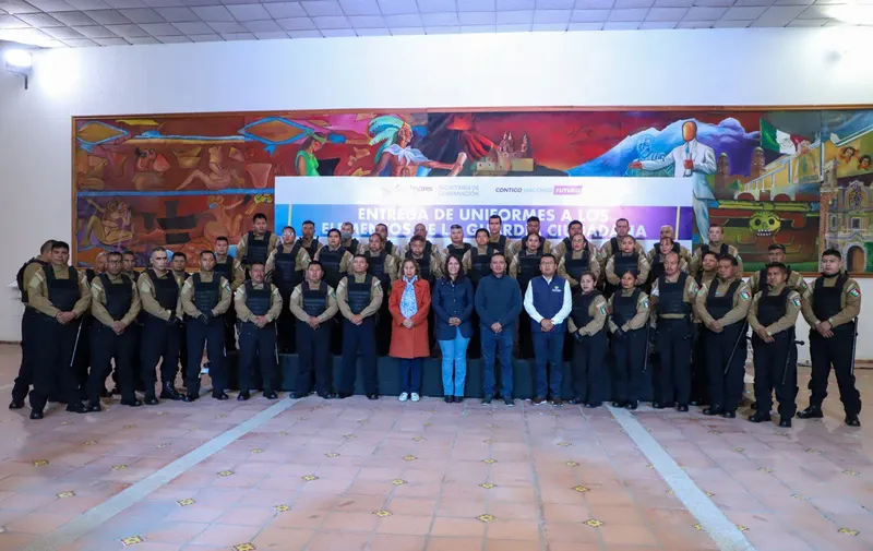 Entrega Edmundo Tlatehui uniformes a elementos de la Guardia Ciudadana