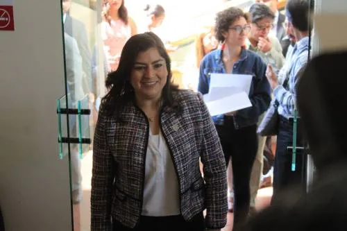 Con selfis, Rivera Vivanco informará de su viaje por una semana a Viena