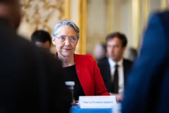 La primera ministra de Francia abre la posibilidad de negociar con los sindicatos