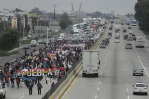 Profesores bloquean la autopista Puebla-Orizaba