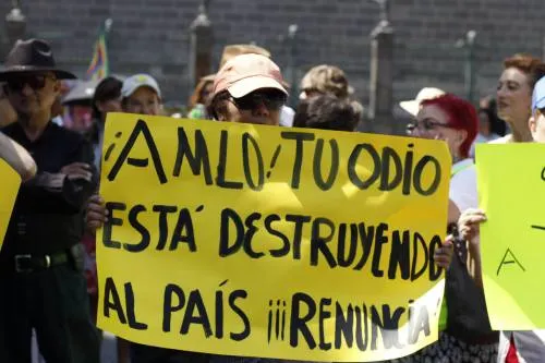 Amlofóbicos se manifiestan en el zócalo