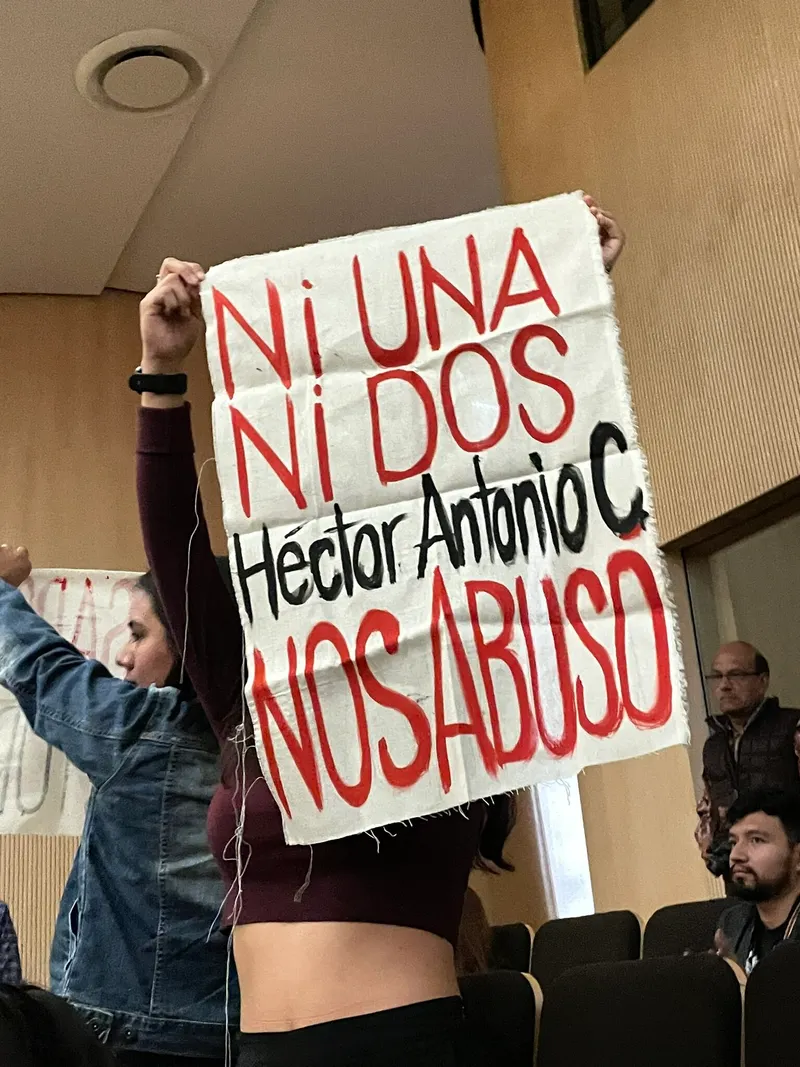 Protestan contra director de Orquesta Filarmónica de Puebla, lo acusan de violador