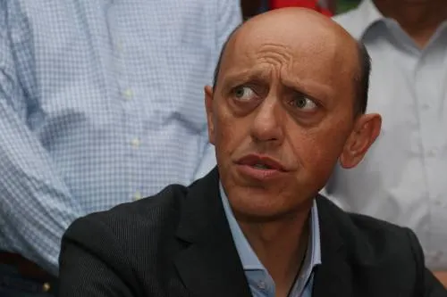 Acusan a Lastiri de estar detrás de las empresas que harán viviendas del 19-S