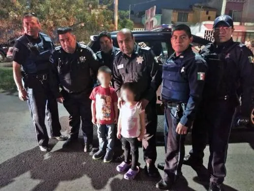 Rescataron policías municipales de Puebla a dos menores de edad en un incendio
