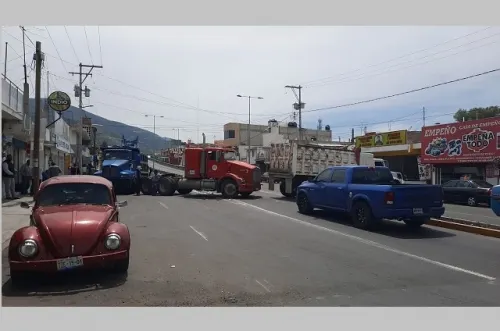 Transportistas de Tecamachalco hacen paro contra la edil Marisol Cruz