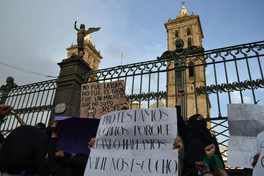 Marcha 8M provocó bronca con católicos en la Catedral de Puebla