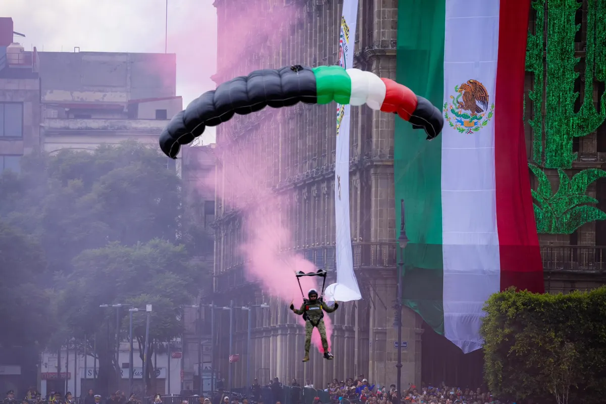 Claudia Sheinbaum encabeza su primer desfile cívico-militar y defiende la soberanía de México en el 215 aniversario de la Independencia