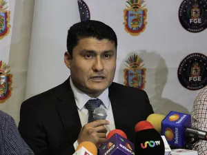 Se accidenta fiscal de Guerrero; su auto choca con una vaca