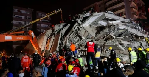 Suman 14 muertos y 438 heridos por sismo en Grecia y Turquía