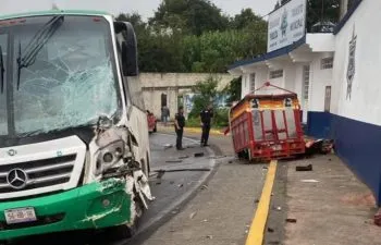 Accidente en Xiutetelco deja nueve heridos y una camioneta destrozada
